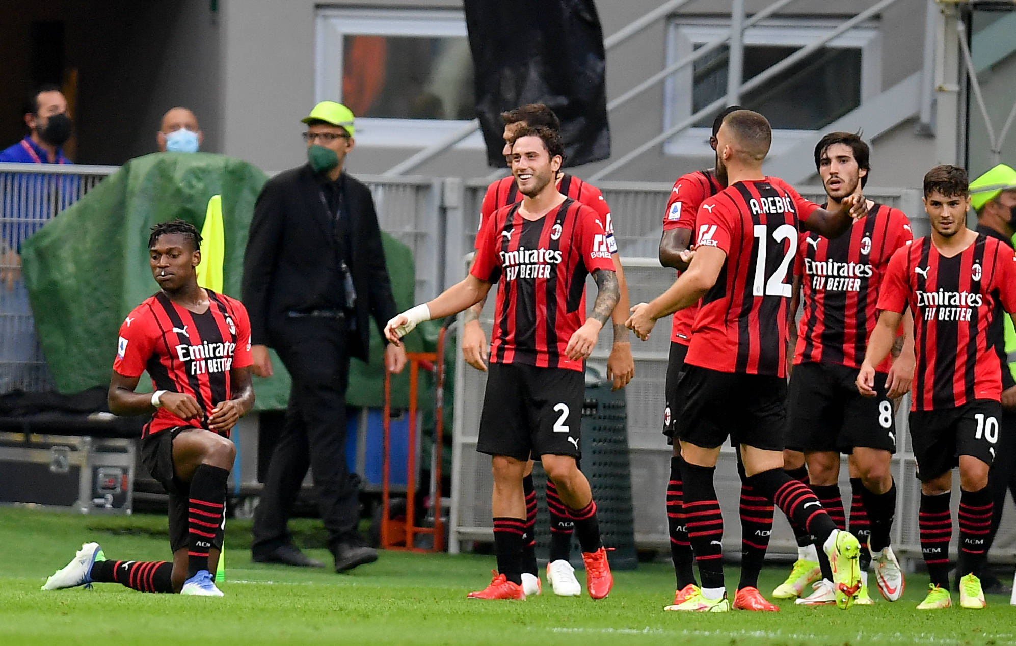 巴塞罗那瞄准劳塔罗·马丁内斯：转会市场的新动向（巴塞罗那锁定劳塔罗·马丁内斯，转会市场掀新波澜）