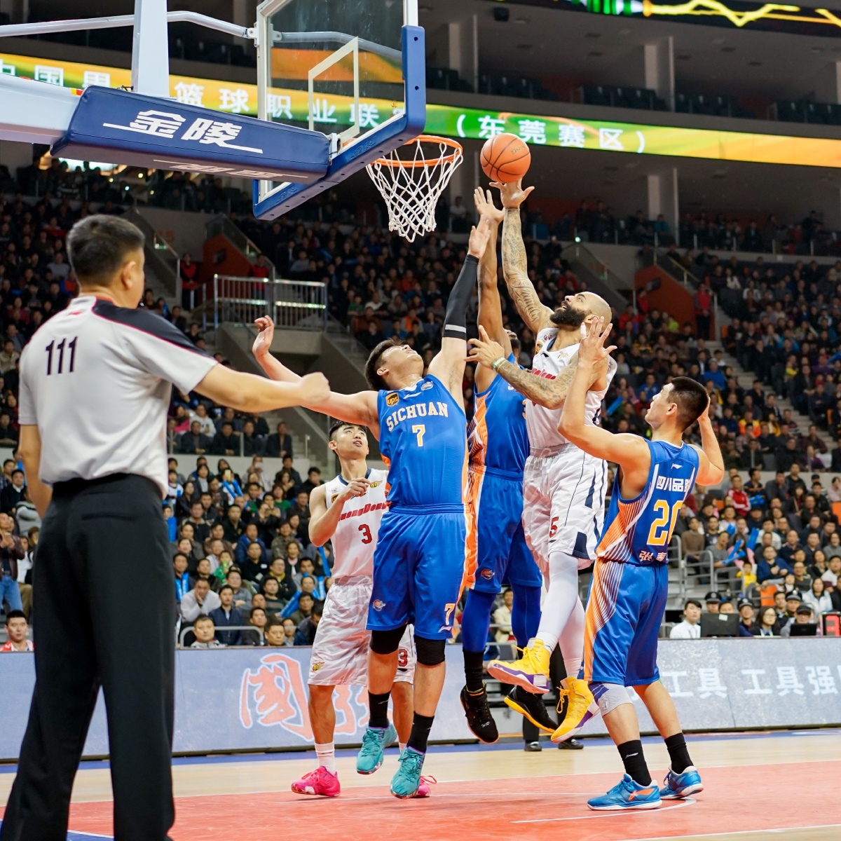 热议海港输球：古斯塔沃停赛影响大；亚冠已是舆论负担（海港失利引热议：古斯塔沃停赛影响显著，亚冠成舆论包袱）