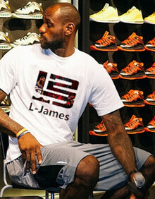 核心球员复出 带队重回胜轨（当家球星回归 率队重返胜轨）