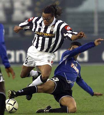 喀麦隆主帅：埃永有潜力为巴萨效力，他和埃托奥的类型不同（喀麦隆主教练：埃永具备为巴萨效力的潜质，与埃托奥风格不同）