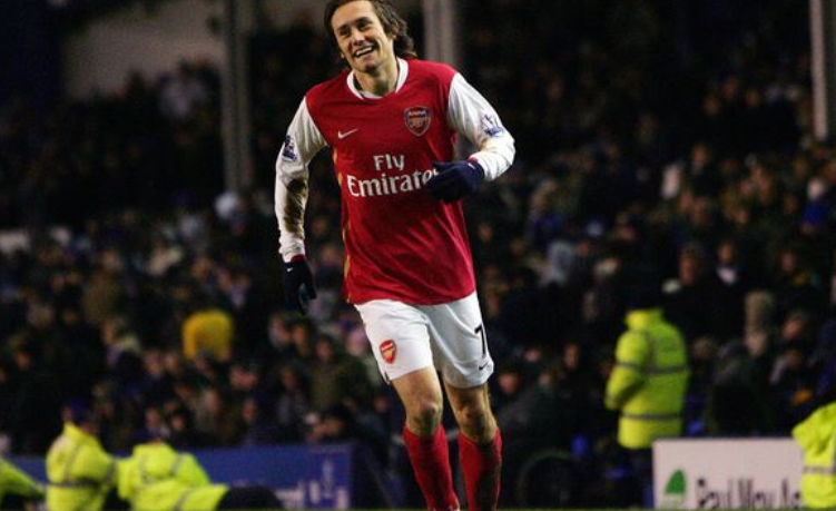 背身列队被罚，拉普拉塔大学生官方：将上诉，支持贝隆和全队（因背对列队遭处罚，拉普拉塔大学生宣布上诉：力挺贝隆与全队）