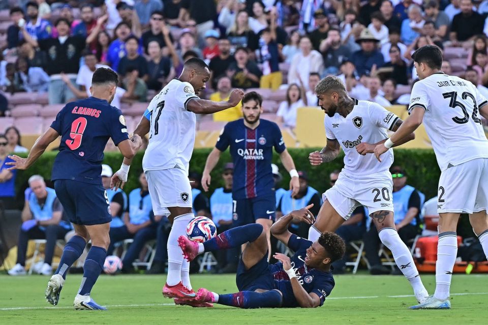 莱奥一剑封喉，AC米兰1-0复仇拉齐奥，登顶意甲积分榜坐山观虎斗（莱奥致命一击，AC米兰1-0雪耻拉齐奥登顶意甲，静观群雄争锋）