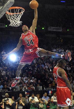 这些明星，两边死对头的球衣都有……（这些明星，把宿敌双方的球衣都集齐了）