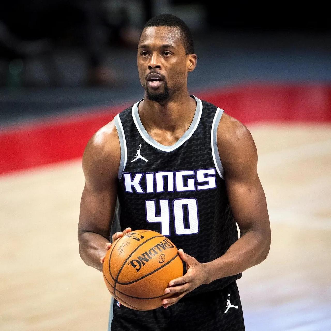 贝克汉姆首夺MLS冠军 14岁小七抹胸抢镜 大布缺席惹争议（贝克汉姆首捧MLS桂冠 小七造型引关注 大布缺席成热议）