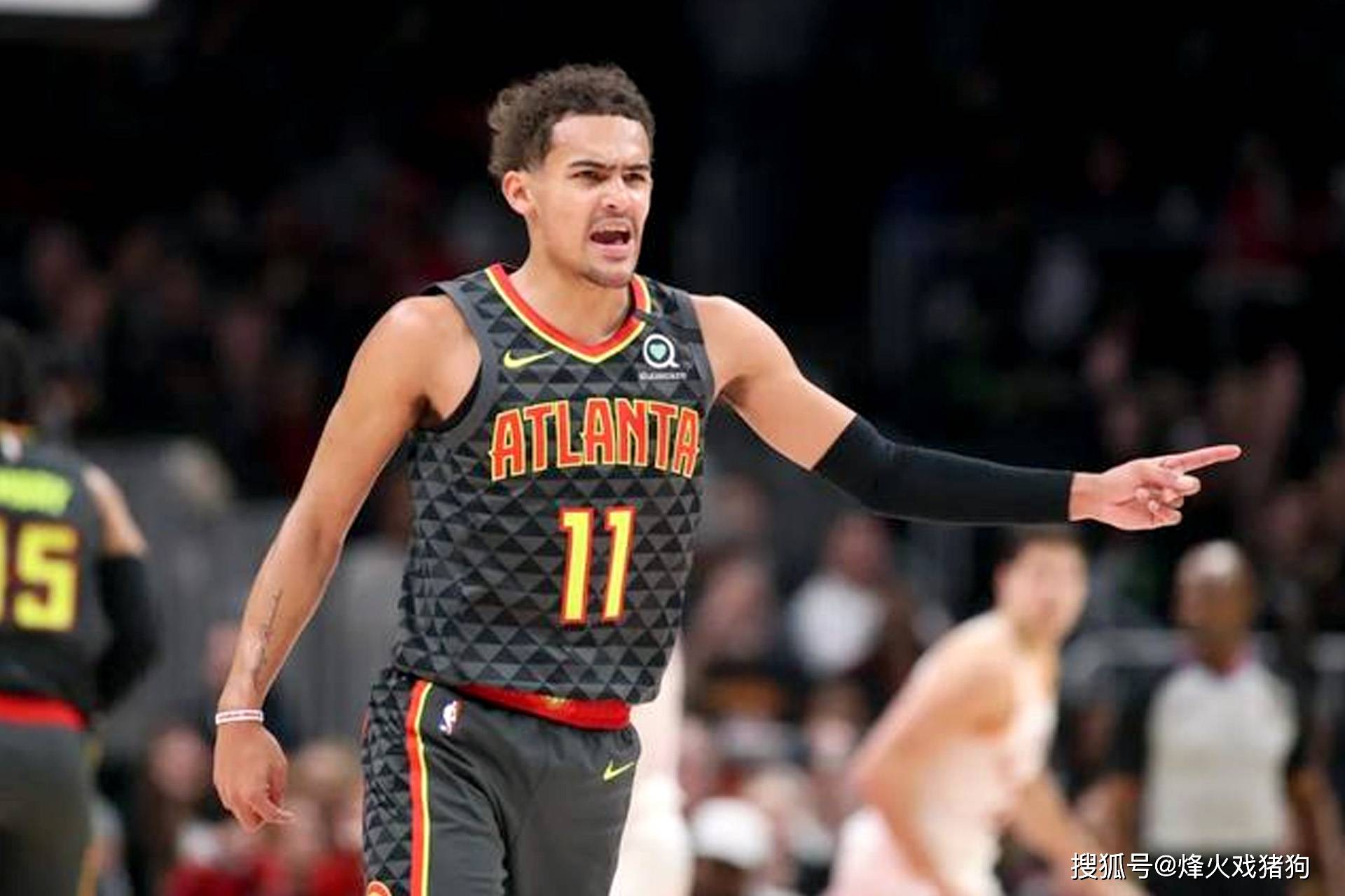 高危职业！文班跳球时肘到裁判面部，裁判表情十分痛苦（跳球意外：文班肘部误击裁判脸部，裁判表情痛苦）