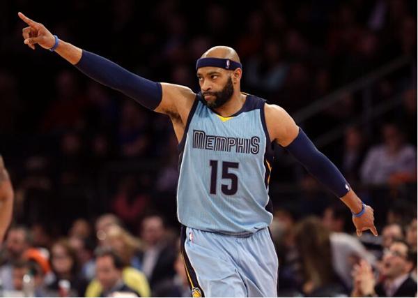 马卡：皇马中场控制力下降，球队传球路线被迫向边路转移（马卡：皇马中场掌控力下滑，出球更多被迫转向两翼）