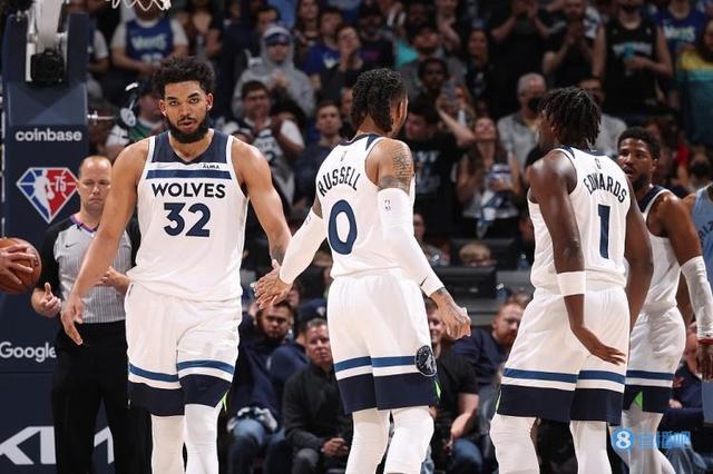 这动作太脏了！多尔特篮下偷袭肘击文班 后者被瞬间击倒在地（多尔特篮下暗算肘击文班 文班瞬间倒地）